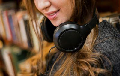 Image d'une jeune femme et d'un casque de musique